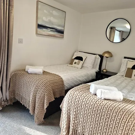 Very Spacious, Great Location. Castle And Sea View