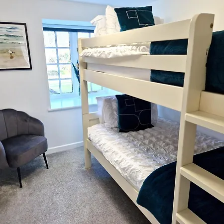 Very Spacious, Great Location. Castle And Sea View